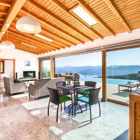 Sleeps 6 Pool Air Con Wifi Villa