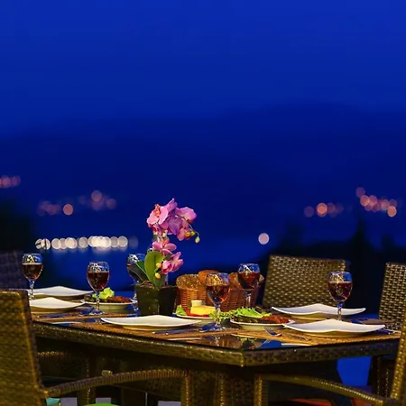 Villa Sleeps 6 Pool Air Con Wifi *